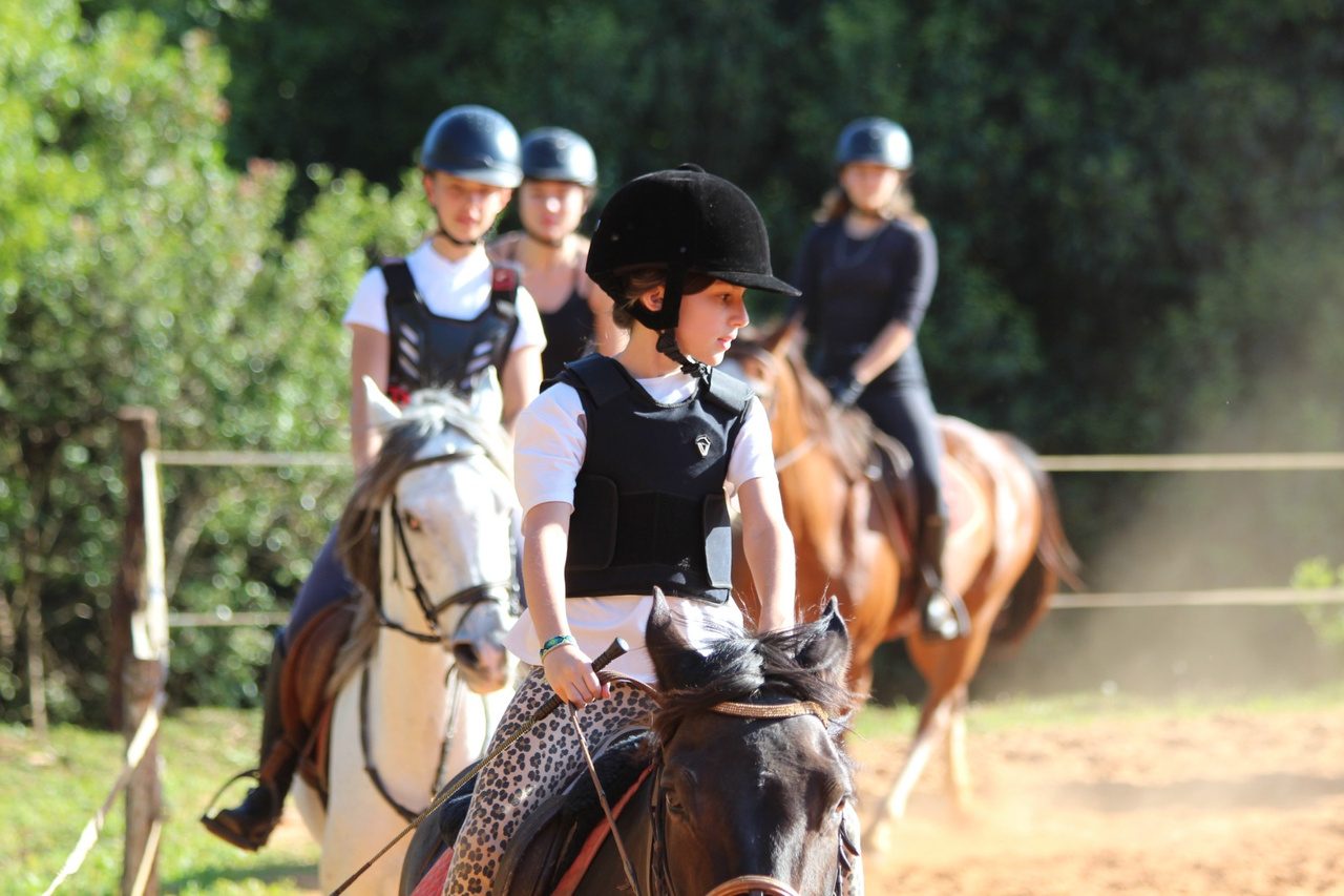 Alunos em aula de equitação no Centro Equestre Plenitude
